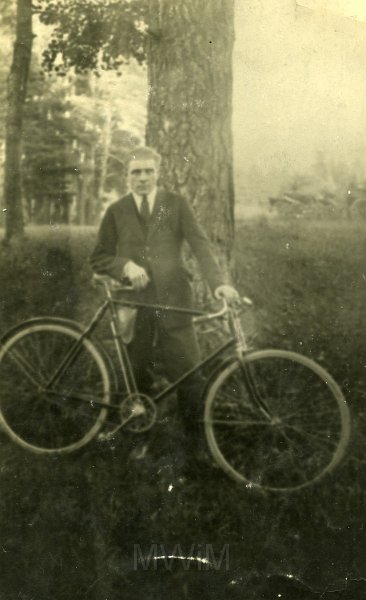 KKE 5678.jpg - Fot. Przy rowerze. Antoni Graszko – ojciec Teresy Rogala z rowerem marki „PUCH” nr na ramie 202076, rejestracyjny N=1093. Rower skradziono parę miesięcy później, Wilno, 16 VI, 1927 r.